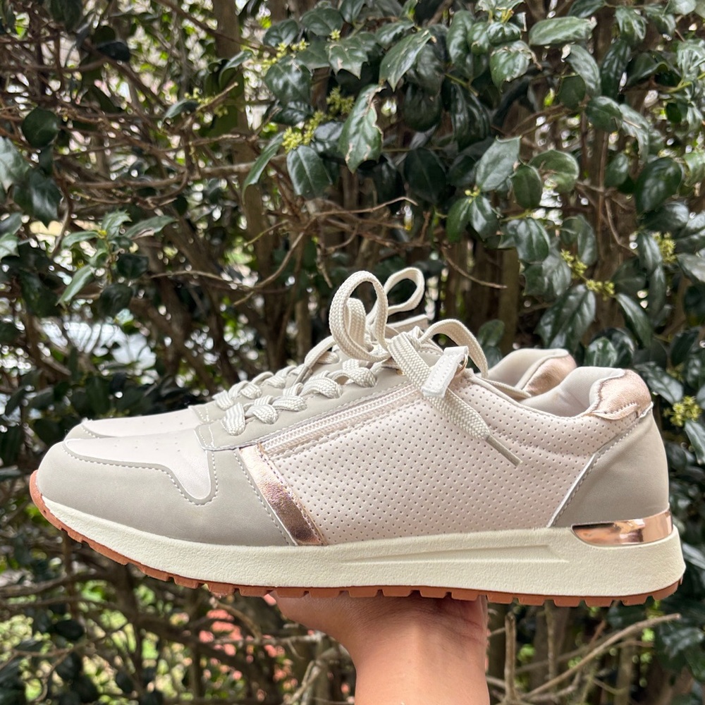 Stylish Women's Sneakers in Cream and Gold
